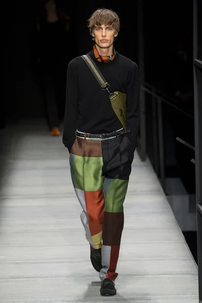 Look 16
